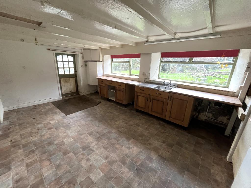 Lot: 115 - CHARACTER COTTAGE SITUATED ON LARGE PLOT WITHIN DESIRABLE WATERSIDE VILLAGE - Kitchen/breakfast room